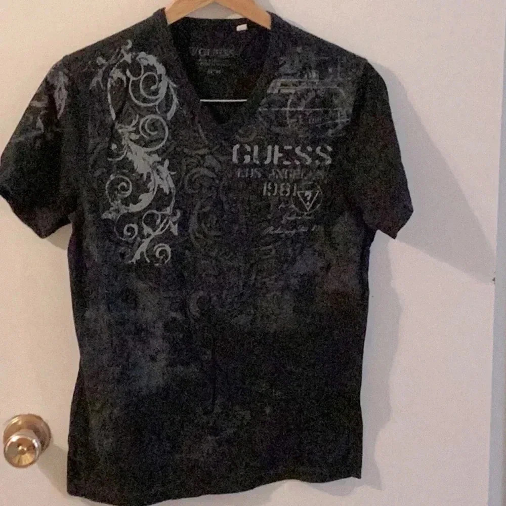 Guess Graphic 3D Print V-Neck T-Shirt in Size Medium.